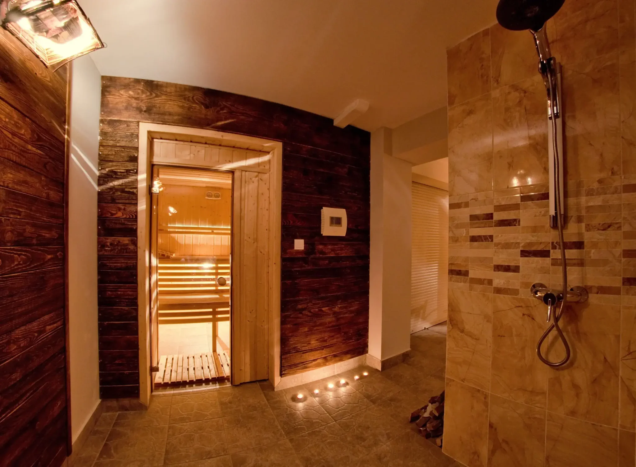 Drewniana sauna w Chata w Bieszczadzie, ciepłe oświetlenie i przytulny klimat, doskonałe miejsce na regenerację po dniu w górach.