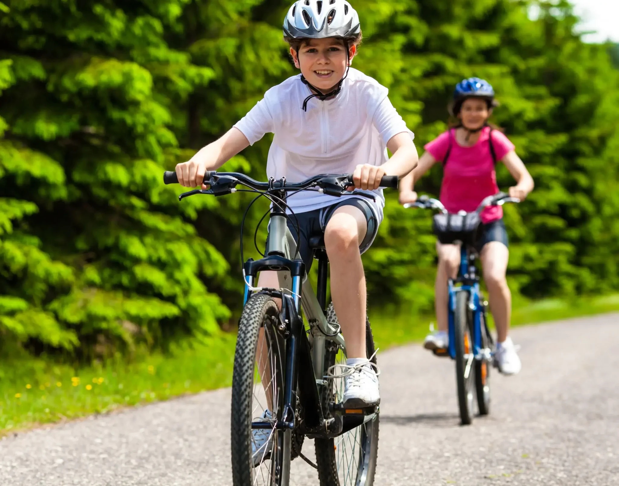 Dzieci na rowerach na leśnej trasie rowerowej w Bieszczadach.
