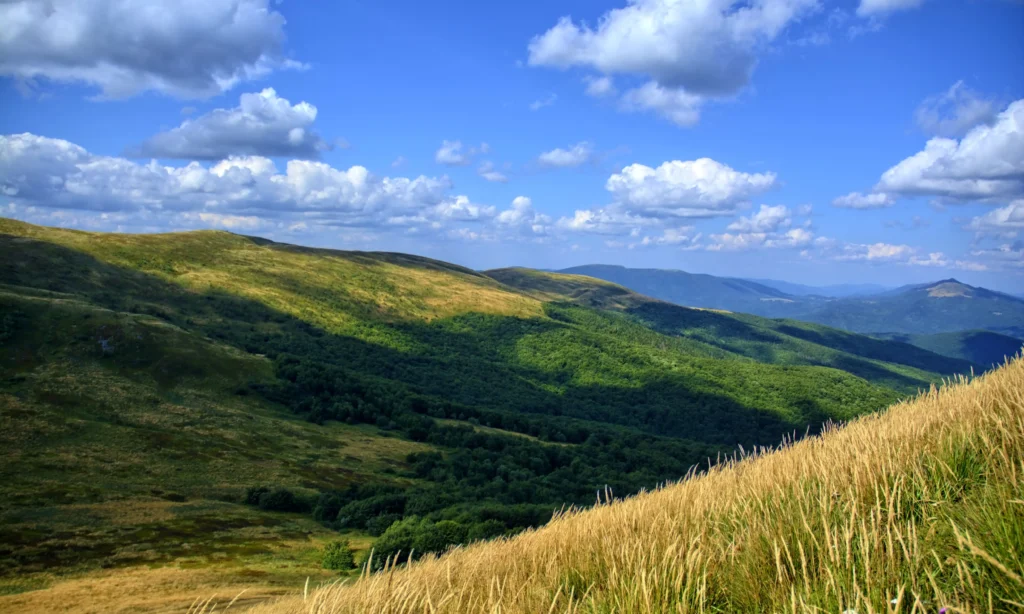 Wielkanoc w Bieszczadach – malowniczy widok na góry, lasy i doliny. Idealne miejsce na świąteczny wypoczynek wśród natury.