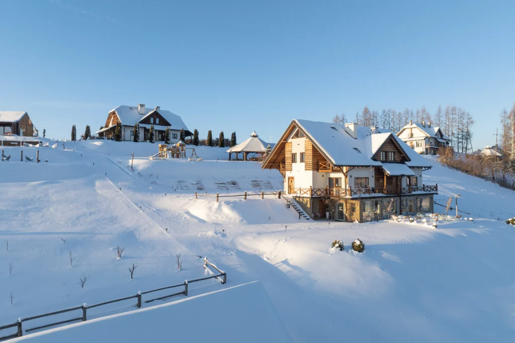 apartament w stylu górskim z tarasem otoczony śniegiem w Bieszczadach