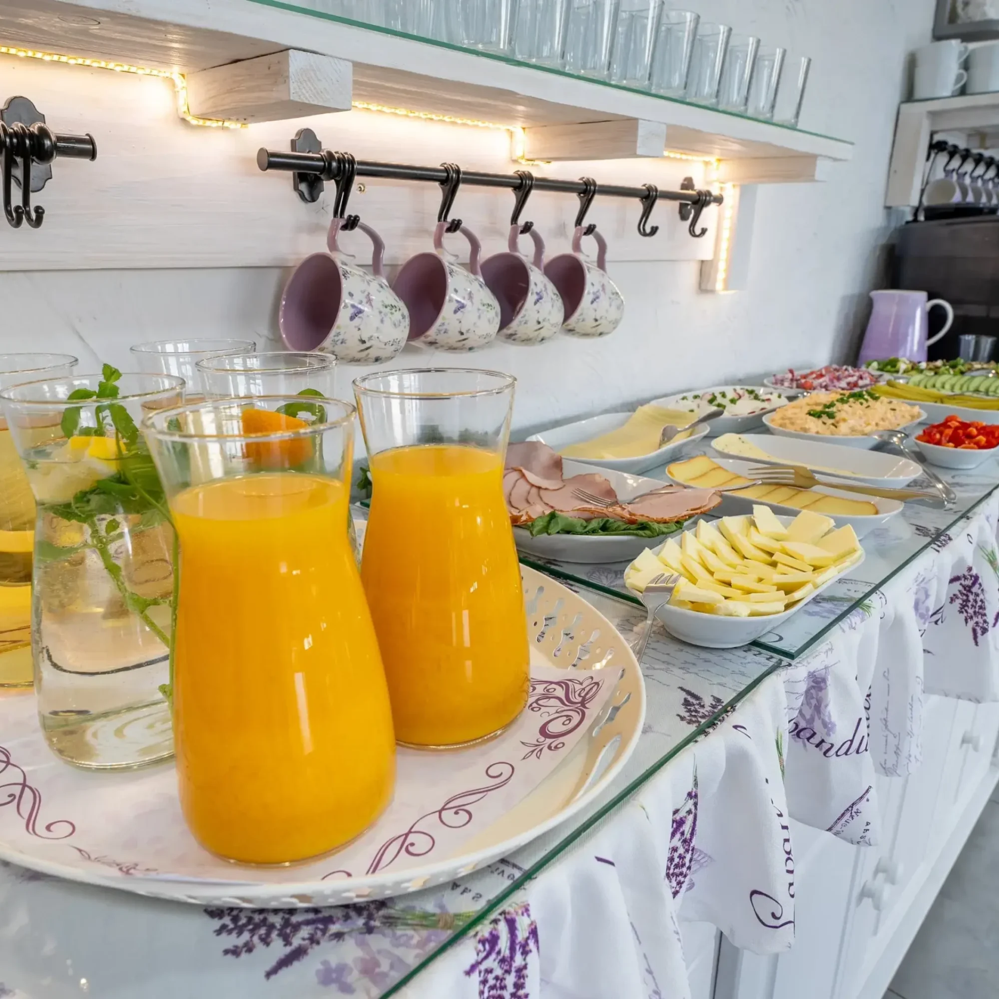 Stół śniadaniowy z szerokim wyborem świeżych produktów w ośrodku Chata w Bieszczadzie. Idealne miejsce na poranny posiłek w apartamentach w Bieszczadach.
