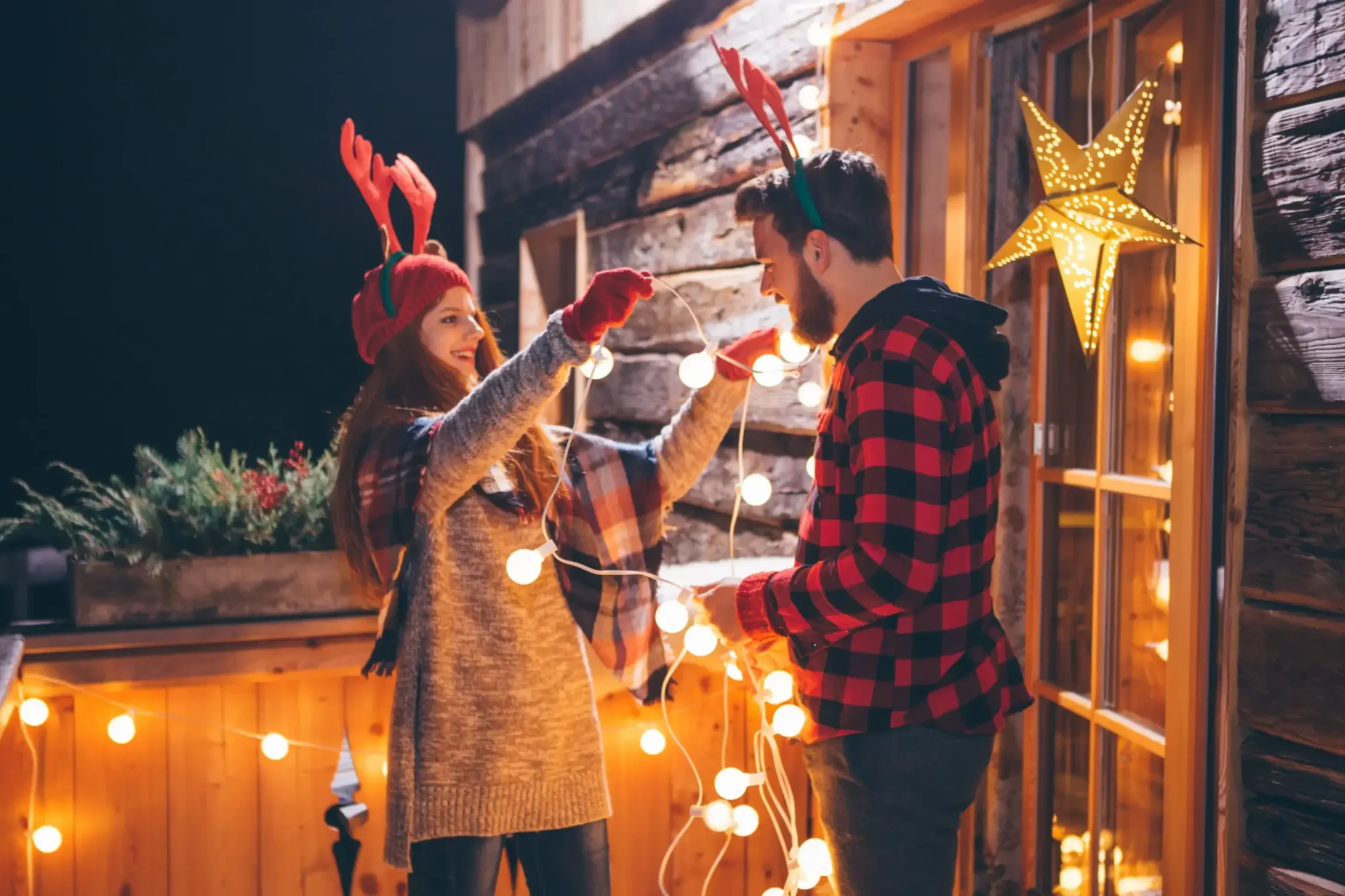 ara dekoruje taras drewnianej chaty w Bieszczadach podczas Bożego Narodzenia, tworząc świąteczny nastrój. Boże Narodzenie w Bieszczadach to idealne miejsce na magiczne święta.