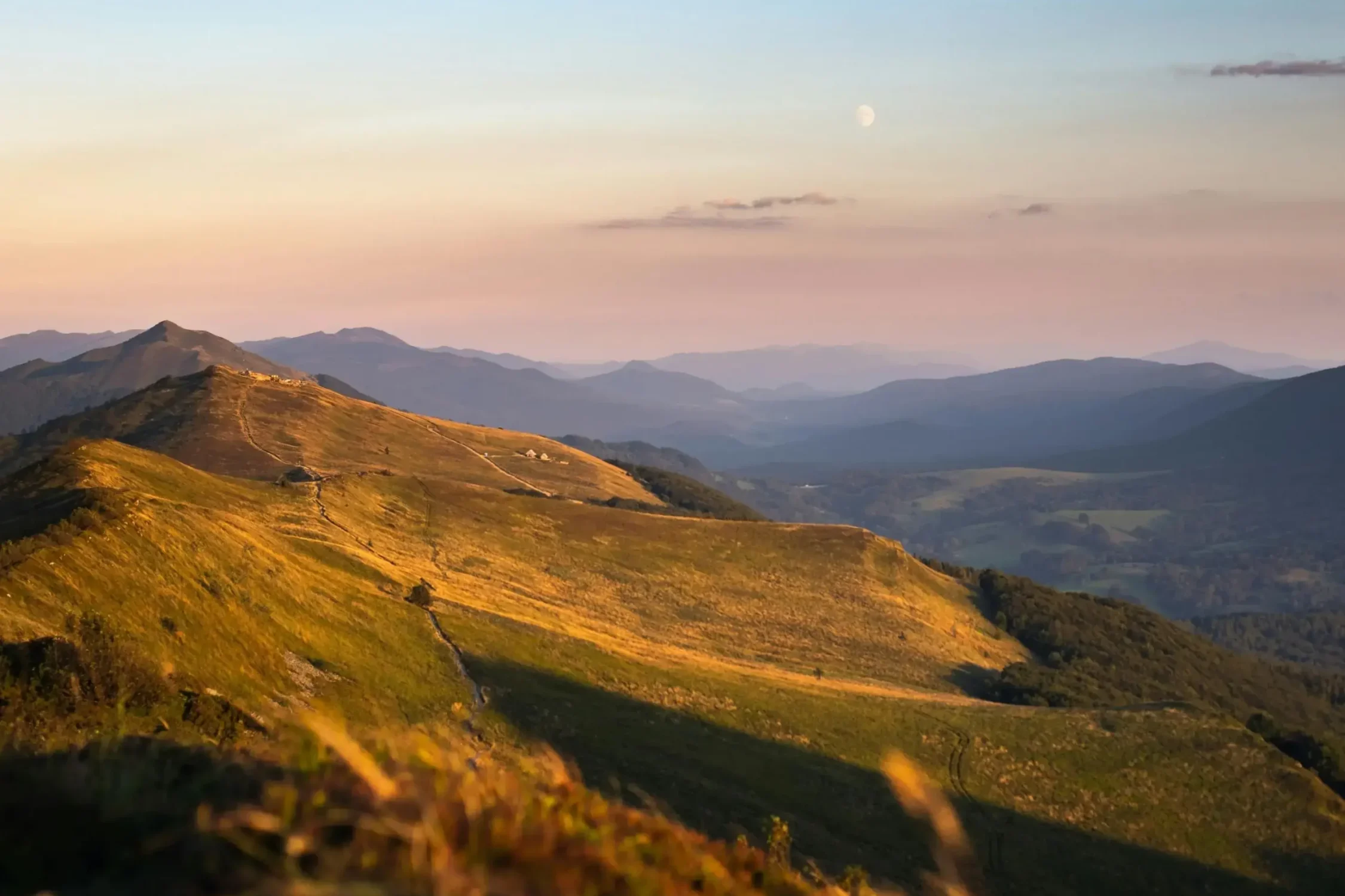 Połoniny w Bieszczadach o zachodzie słońca, jesienne barwy i widok na górskie pasma.